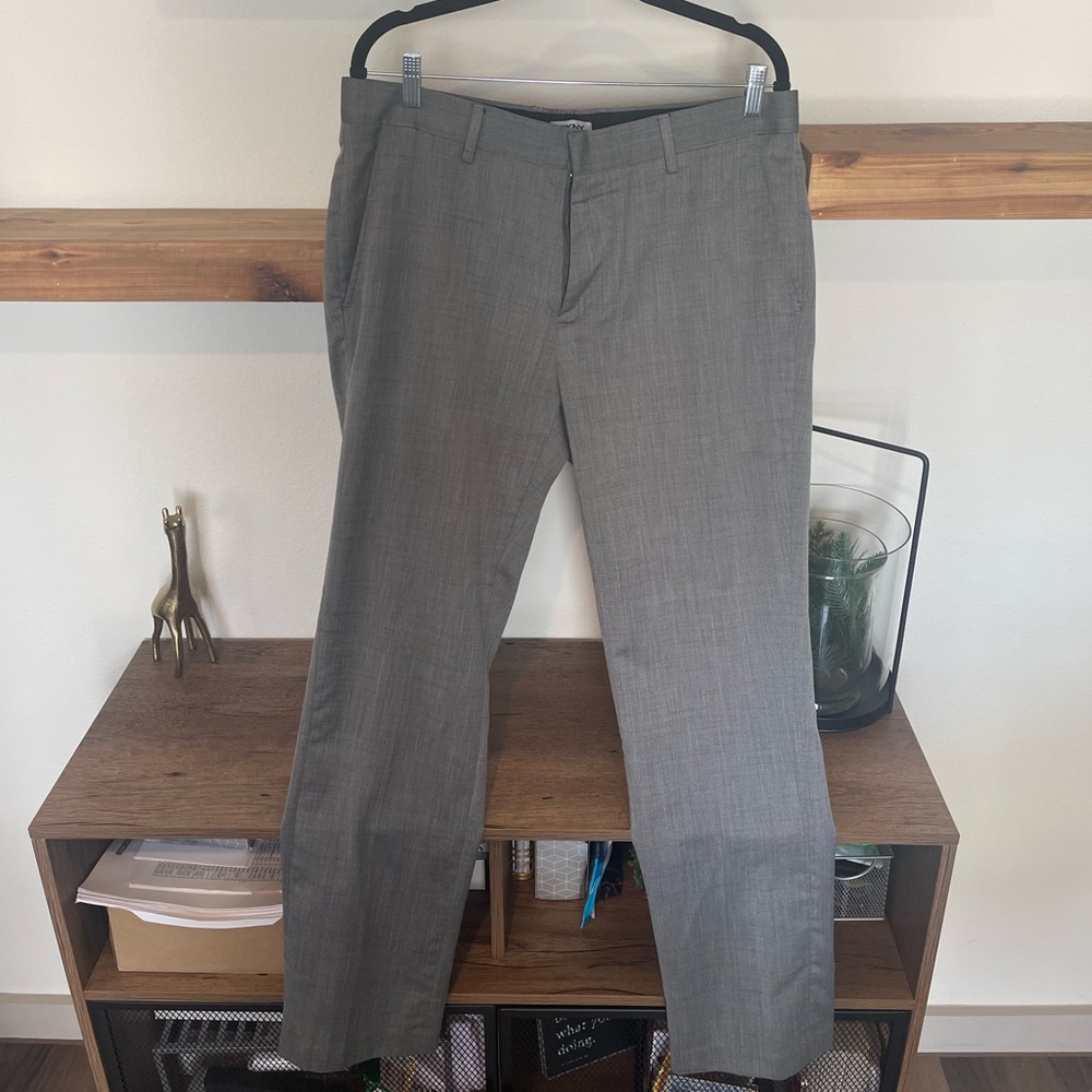 DKNY Mens Slim Fit 34/32 Gray dress pants. Barely worn excellent condition